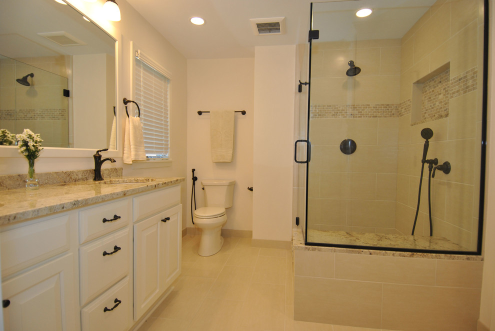 Cette image montre une salle de bain principale traditionnelle de taille moyenne avec un placard avec porte à panneau surélevé, des portes de placard blanches, une douche d'angle, WC séparés, un carrelage beige, des carreaux de porcelaine, un mur beige, un sol en carrelage de porcelaine, un lavabo encastré et un plan de toilette en granite.