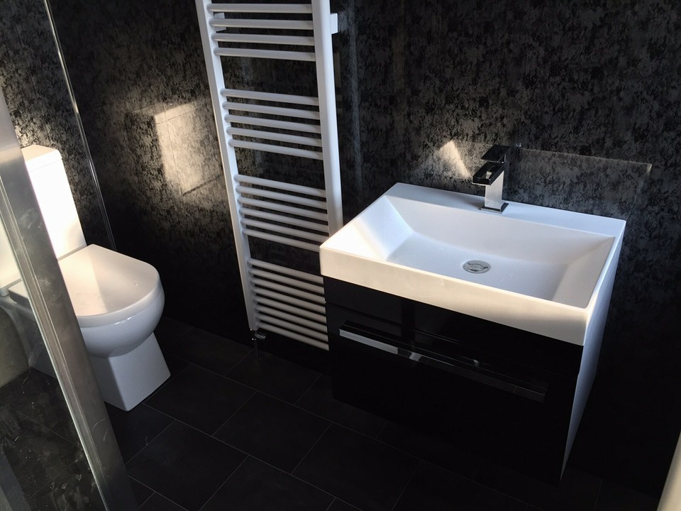 Ejemplo de cuarto de baño infantil actual de tamaño medio con baldosas y/o azulejos negros, paredes negras, suelo vinílico y lavabo suspendido