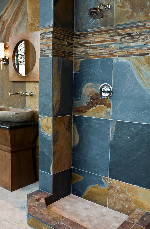 Réalisation d'une salle de bain chalet en bois brun de taille moyenne avec un placard en trompe-l'oeil, un plan de toilette en granite, un carrelage bleu, un carrelage de pierre, une douche d'angle, une vasque et un sol en ardoise.