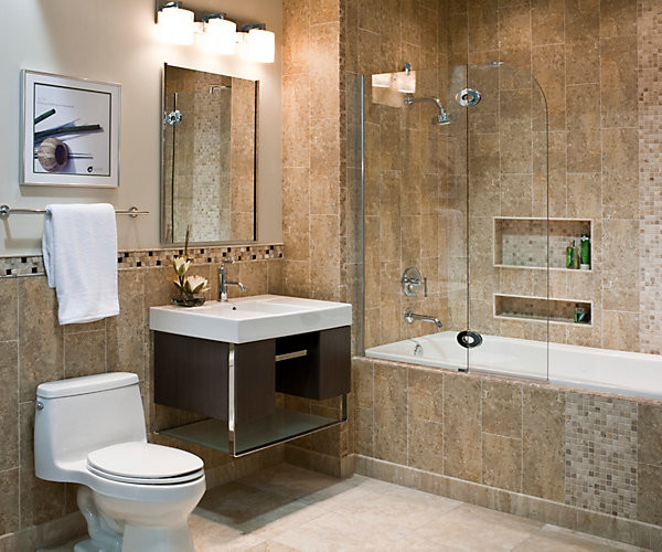 Esempio di una stanza da bagno chic di medie dimensioni con piastrelle beige, piastrelle in ceramica, vasca da incasso, WC monopezzo, lavabo sospeso, pareti beige e pavimento in travertino