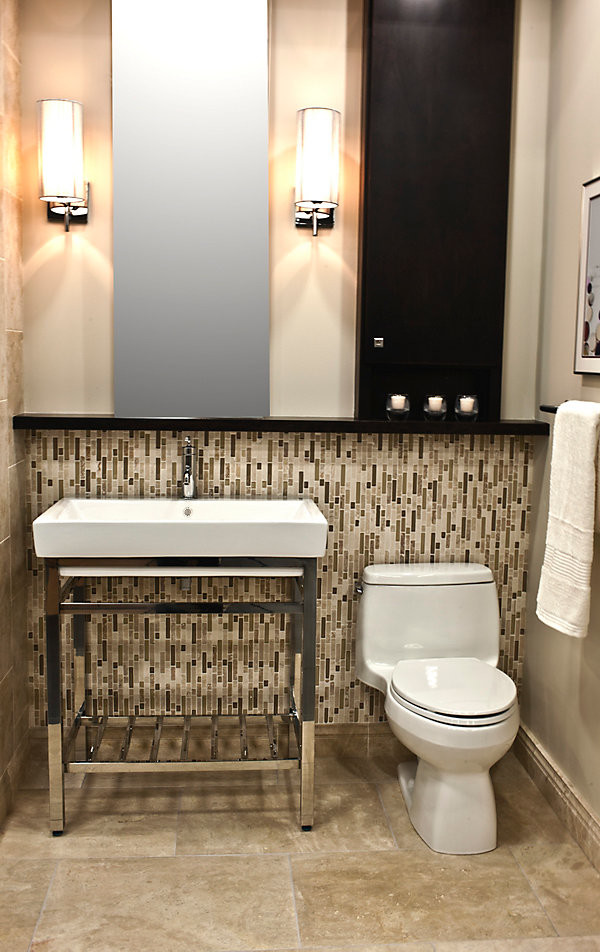 На фото: маленькая ванная комната в современном стиле с бежевой плиткой, плиткой мозаикой, раковиной с пьедесталом, бежевыми стенами и полом из травертина для на участке и в саду с
