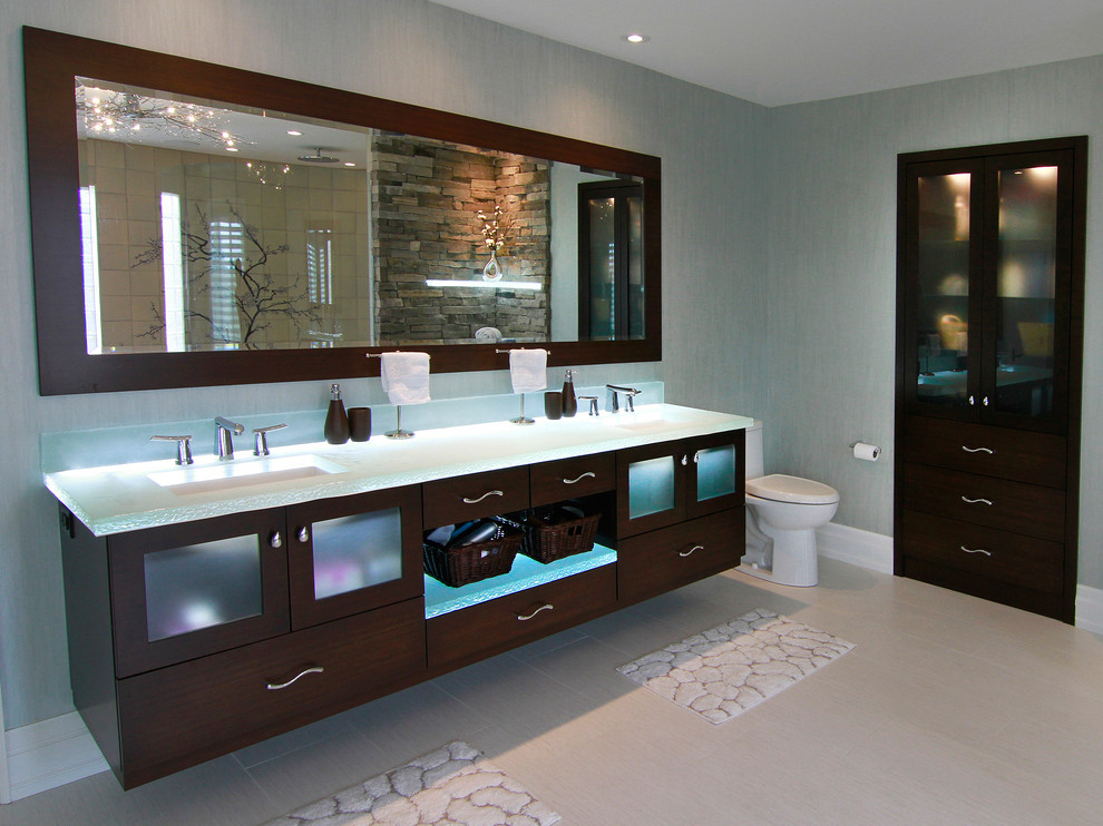 Источник вдохновения для домашнего уюта: ванная комната в современном стиле с стеклянной столешницей
