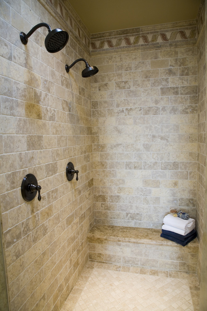 Exemple d'une grande salle de bain principale moderne avec une douche double, un carrelage beige, des carreaux de céramique, un mur beige et un sol en carrelage de céramique.