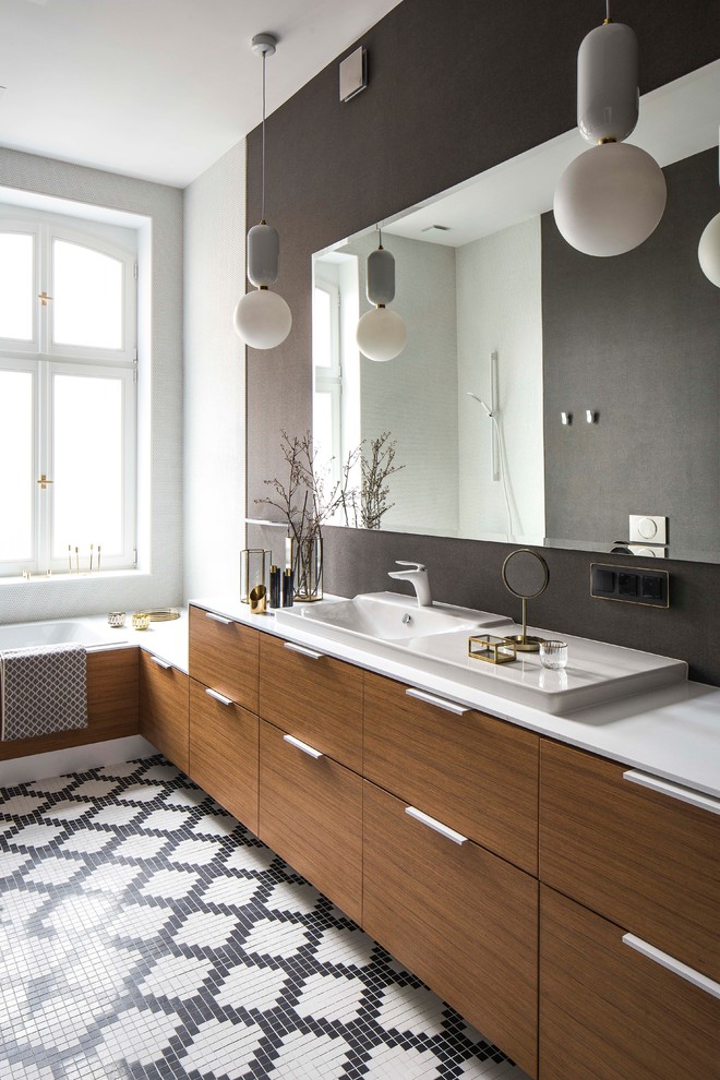 На фото: главная ванная комната в стиле модернизм с плоскими фасадами, темными деревянными фасадами, ванной в нише, душем над ванной, черными стенами, накладной раковиной, белым полом, открытым душем и белой столешницей с
