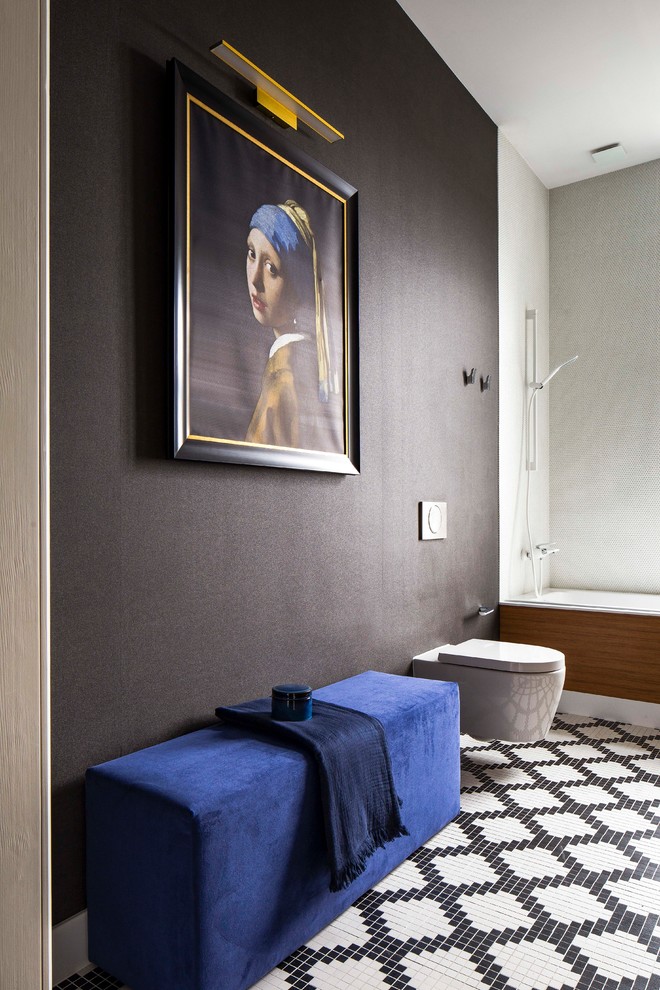 Modernes Badezimmer En Suite mit Badewanne in Nische, Duschbadewanne, Wandtoilette, schwarzer Wandfarbe und weißem Boden in Sonstige
