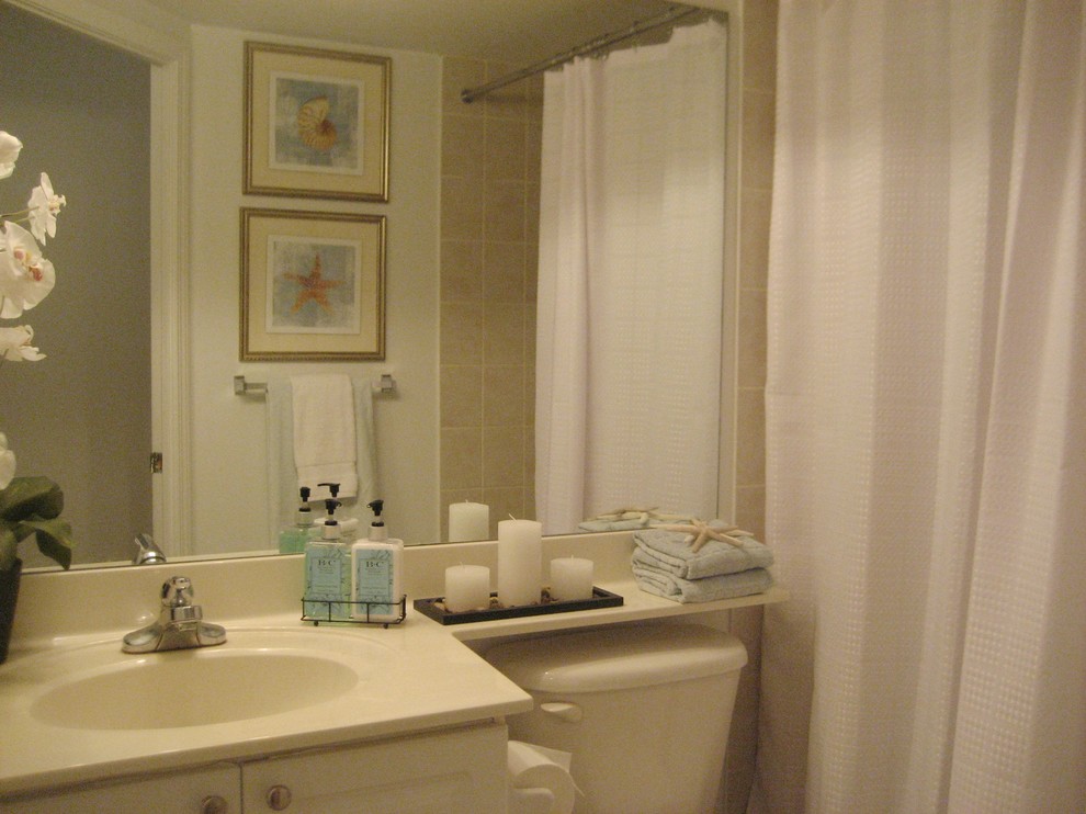 Inredning av ett modernt litet en-suite badrum, med ett integrerad handfat, skåp i shakerstil, vita skåp, laminatbänkskiva, ett badkar i en alkov, en dusch/badkar-kombination, en toalettstol med separat cisternkåpa, keramikplattor, vita väggar, klinkergolv i keramik, beige kakel, beiget golv och dusch med duschdraperi