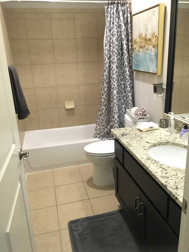 Diseño de cuarto de baño minimalista de tamaño medio con ducha empotrada, baldosas y/o azulejos grises, baldosas y/o azulejos de piedra caliza, paredes grises y aseo y ducha