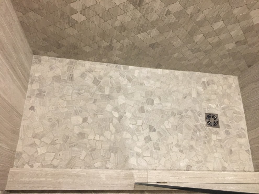 Пример оригинального дизайна: ванная комната среднего размера в стиле модернизм с душем в нише, серой плиткой, плиткой из известняка, душевой кабиной, серыми стенами и полом из галечной плитки
