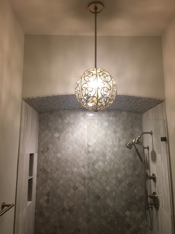Idee per una stanza da bagno con doccia moderna di medie dimensioni con doccia alcova, piastrelle grigie, piastrelle di pietra calcarea e pareti grigie