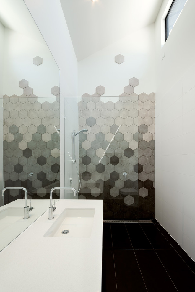 Esempio di una stanza da bagno con doccia contemporanea di medie dimensioni con ante lisce, doccia aperta, piastrelle multicolore, pareti bianche, pavimento in terracotta, lavabo sottopiano e top in quarzo composito