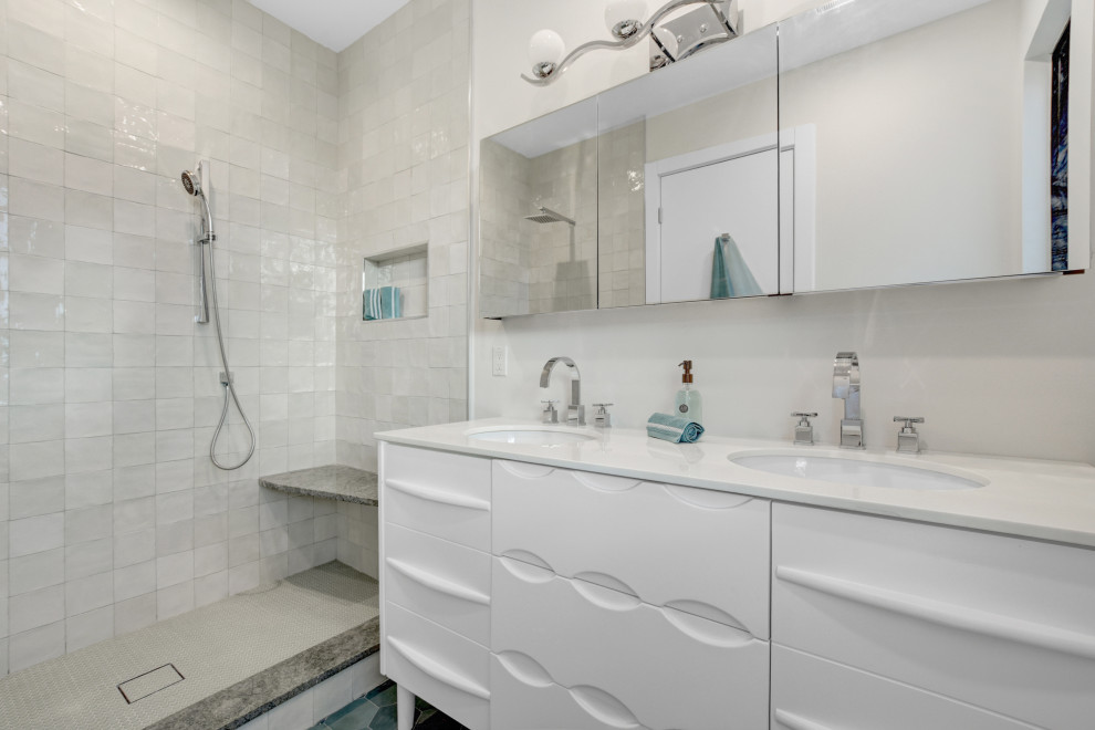 Mittelgroßes Modernes Duschbad mit weißen Schränken, Duschnische, grauen Fliesen, Glasfliesen, beiger Wandfarbe, Unterbauwaschbecken, grünem Boden, offener Dusche und weißer Waschtischplatte in New York