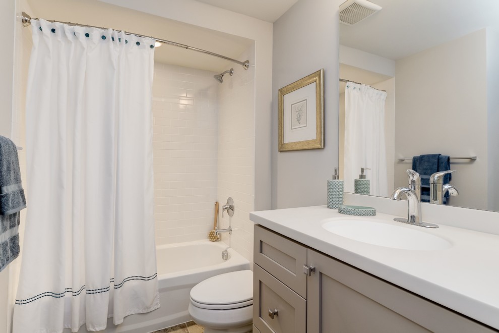 Idéer för att renovera ett mellanstort vintage badrum med dusch, med skåp i shakerstil, bruna skåp, ett badkar i en alkov, en dusch i en alkov, en toalettstol med hel cisternkåpa, vit kakel, keramikplattor, grå väggar, ett integrerad handfat, bänkskiva i kvartsit, beiget golv och dusch med duschdraperi