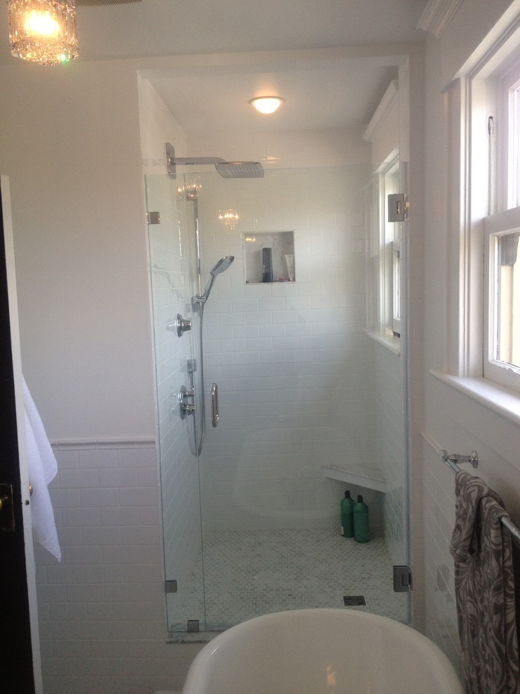 Пример оригинального дизайна: главная ванная комната среднего размера в современном стиле с фасадами островного типа, темными деревянными фасадами, ванной на ножках, душем в нише, раздельным унитазом, серой плиткой, плиткой мозаикой, белыми стенами, мраморным полом, монолитной раковиной и столешницей из переработанного стекла