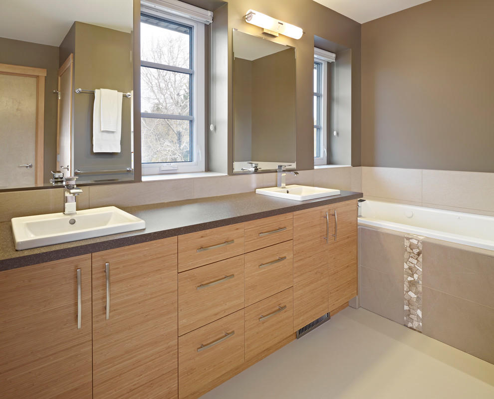 Immagine di una stanza da bagno design con lavabo a bacinella