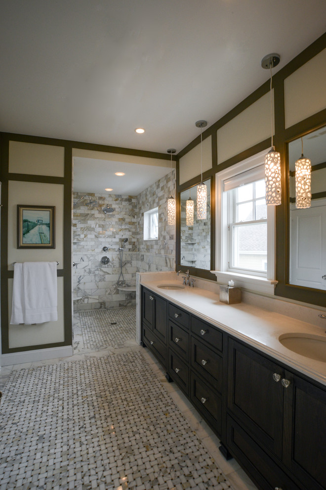 Imagen de cuarto de baño marinero con puertas de armario de madera en tonos medios