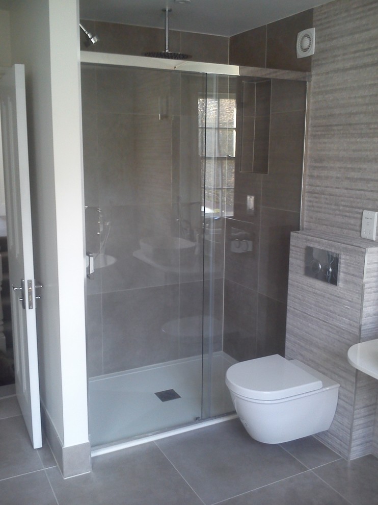 Kleines Modernes Duschbad mit Löwenfuß-Badewanne, Doppeldusche, Toilette mit Aufsatzspülkasten, grauen Fliesen, grauer Wandfarbe und Marmorboden in London