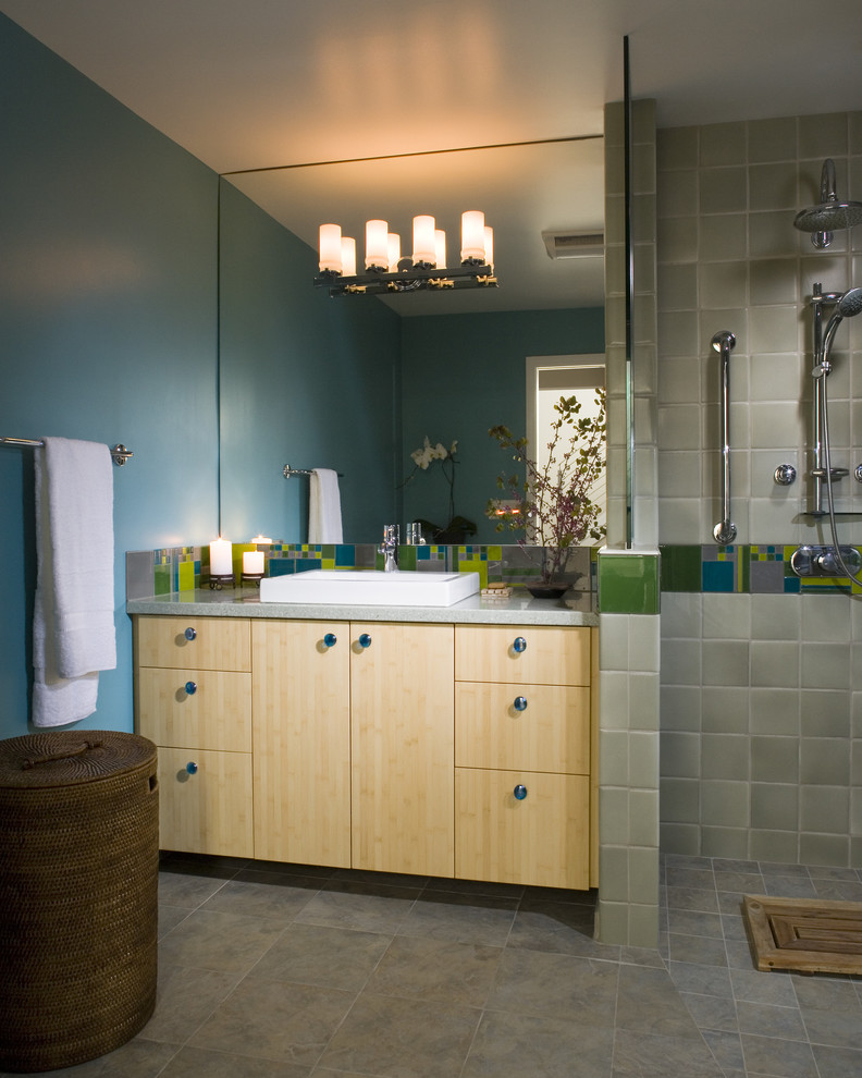 サンフランシスコにあるコンテンポラリースタイルのおしゃれな浴室 (バリアフリー) の写真