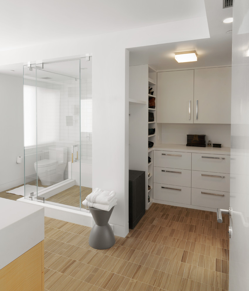 На фото: ванная комната в стиле модернизм с плиткой под дерево с