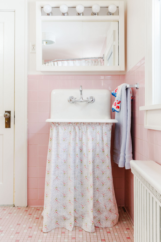 Idéer för att renovera ett mellanstort vintage vit vitt badrum med dusch, med öppna hyllor, ett hörnbadkar, en hörndusch, en toalettstol med separat cisternkåpa, rosa kakel, keramikplattor, vita väggar, klinkergolv i keramik, ett fristående handfat, bänkskiva i rostfritt stål, rosa golv och dusch med duschdraperi