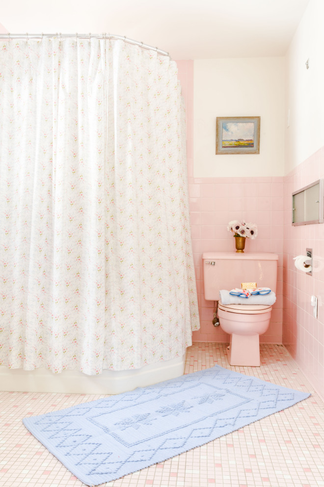 Idéer för stora vintage vitt badrum med dusch, med öppna hyllor, vita skåp, ett hörnbadkar, en hörndusch, en toalettstol med separat cisternkåpa, rosa kakel, keramikplattor, vita väggar, klinkergolv i keramik, ett fristående handfat, bänkskiva i rostfritt stål, rosa golv och dusch med duschdraperi