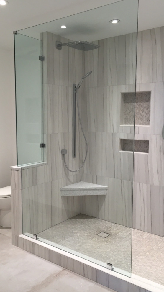 Foto di una stanza da bagno con doccia chic di medie dimensioni con doccia alcova, WC monopezzo, piastrelle beige, piastrelle in gres porcellanato, pareti beige, pavimento beige e doccia aperta