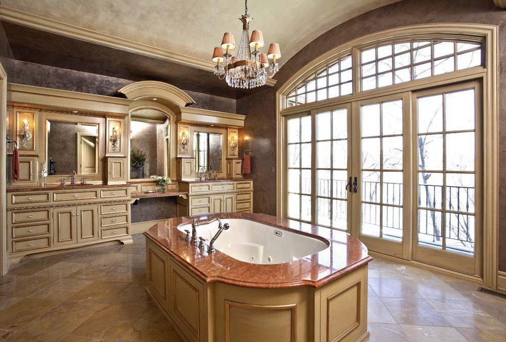 Ejemplo de cuarto de baño clásico con baldosas y/o azulejos de piedra
