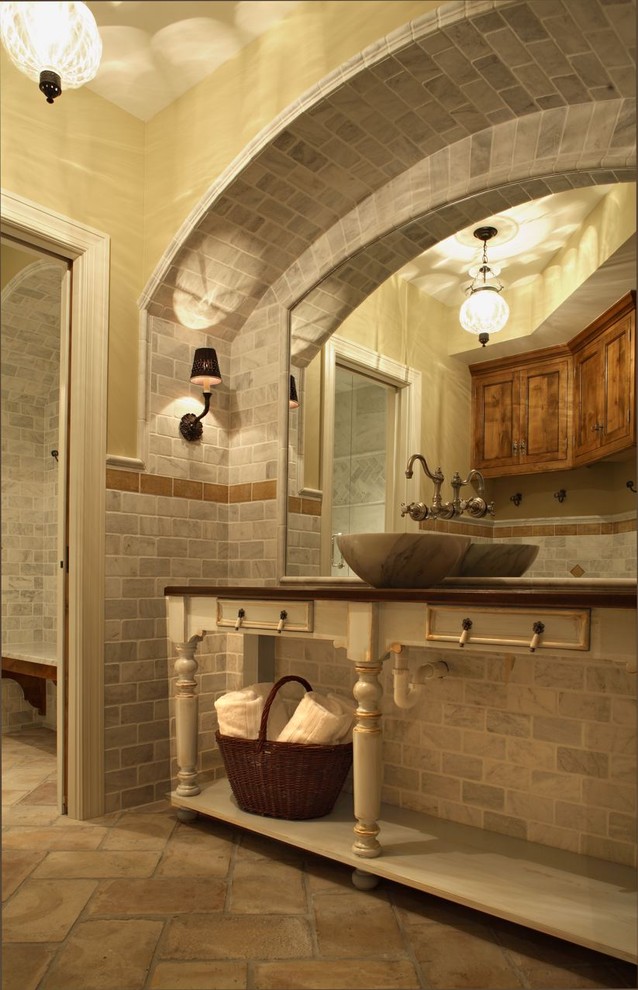 Foto de cuarto de baño tradicional con lavabo sobreencimera
