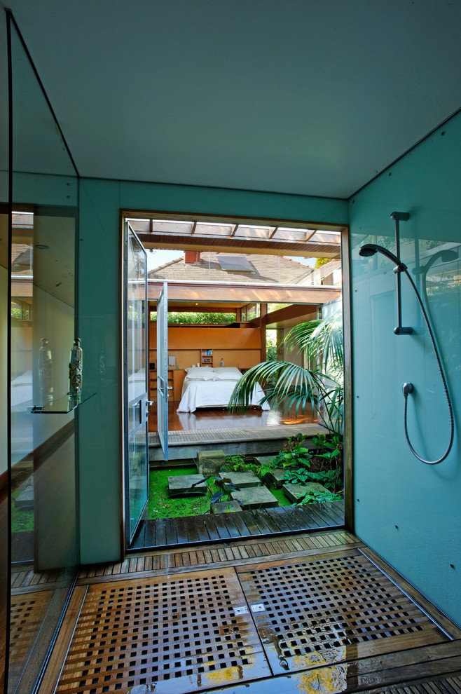 Bild på ett tropiskt badrum, med blå väggar