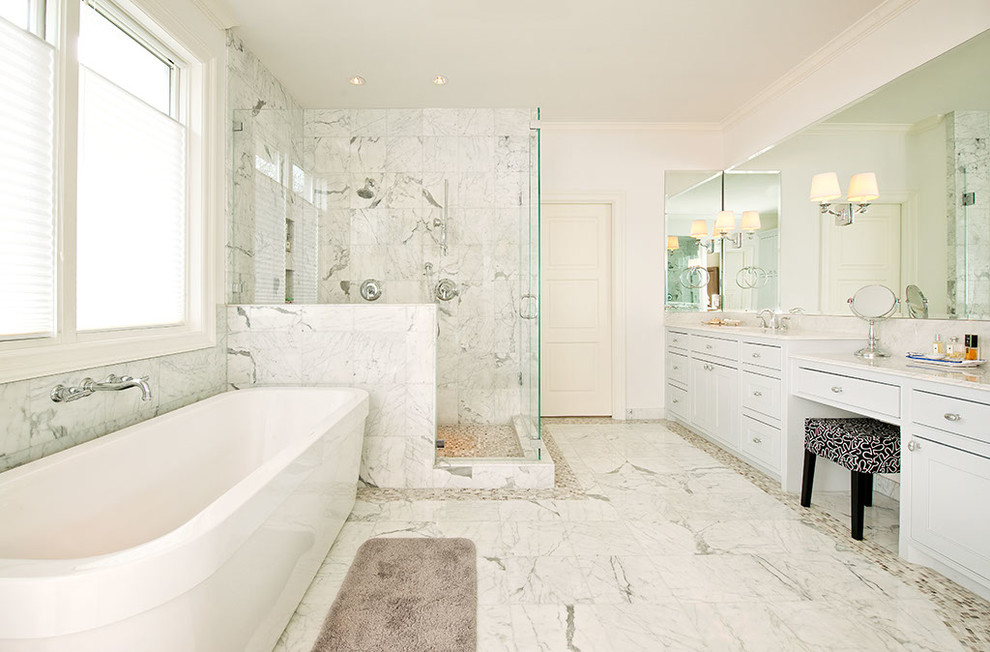 Inredning av ett klassiskt badrum, med skåp i shakerstil, vita skåp, ett fristående badkar, en hörndusch och vit kakel