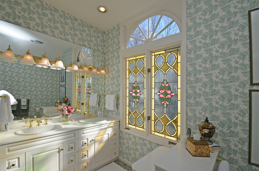Cette image montre une salle de bain principale victorienne de taille moyenne avec des portes de placard blanches, un mur vert et un lavabo posé.