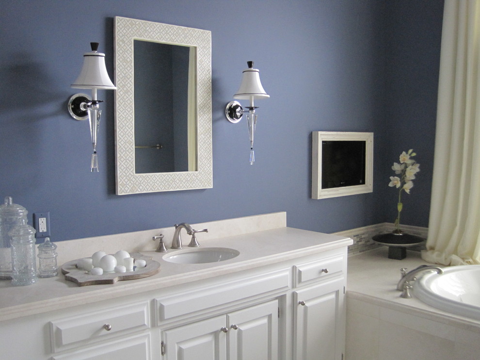 クリーブランドにある高級な広いトランジショナルスタイルのおしゃれなマスターバスルーム (レイズドパネル扉のキャビネット、白いキャビネット、ドロップイン型浴槽、アルコーブ型シャワー、分離型トイレ、青い壁、大理石の床、アンダーカウンター洗面器、大理石の洗面台、引戸のシャワー、ベージュのカウンター) の写真