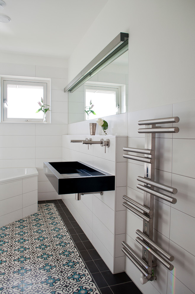 Ispirazione per una piccola stanza da bagno minimal con lavabo rettangolare e pareti bianche