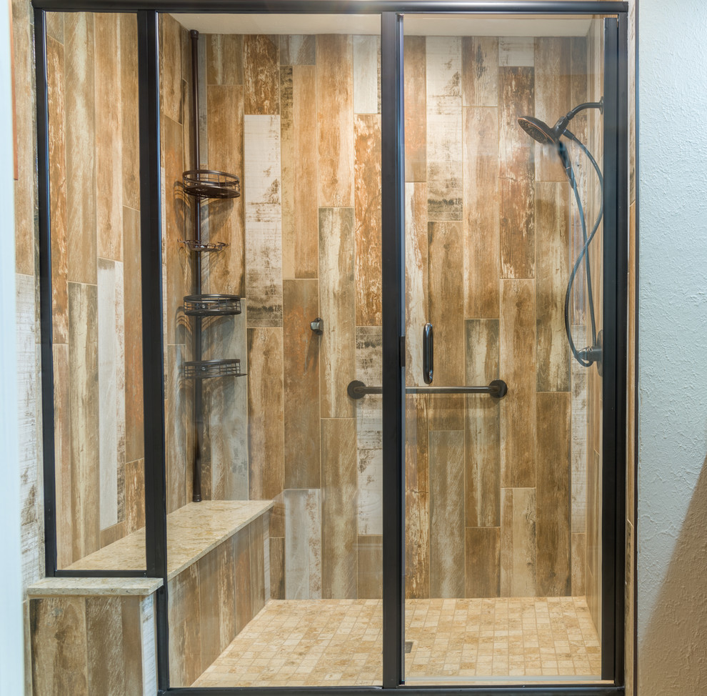 Идея дизайна: главная ванная комната среднего размера в стиле рустика с фасадами с утопленной филенкой, темными деревянными фасадами, двойным душем, раздельным унитазом, бежевой плиткой, керамогранитной плиткой, полом из цементной плитки, врезной раковиной, столешницей из искусственного кварца, бежевым полом и душем с распашными дверями
