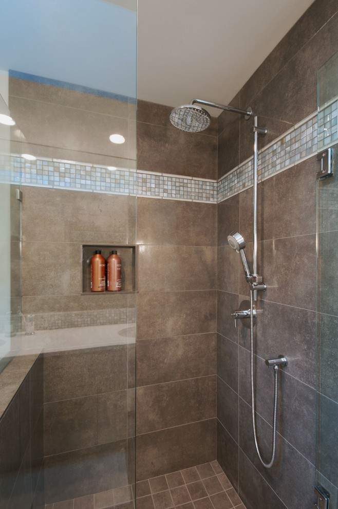Diseño de cuarto de baño tradicional renovado con baldosas y/o azulejos de piedra