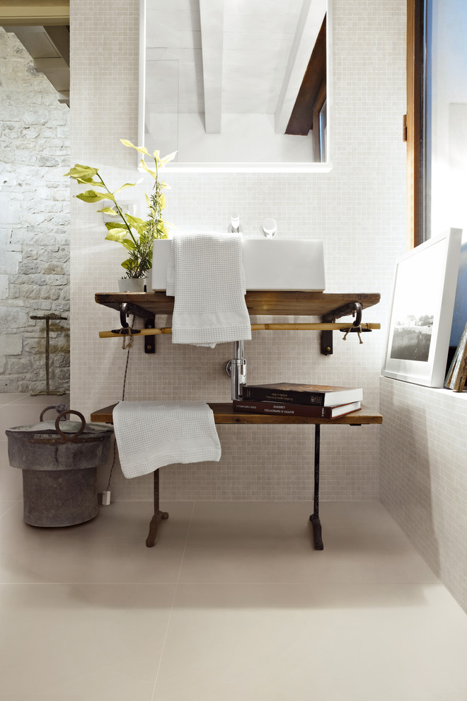 Esempio di una stanza da bagno moderna con piastrelle bianche, piastrelle a mosaico e pavimento in gres porcellanato