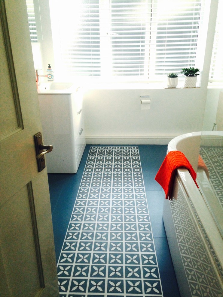Foto de cuarto de baño infantil actual de tamaño medio con bañera japonesa, suelo vinílico y suelo azul