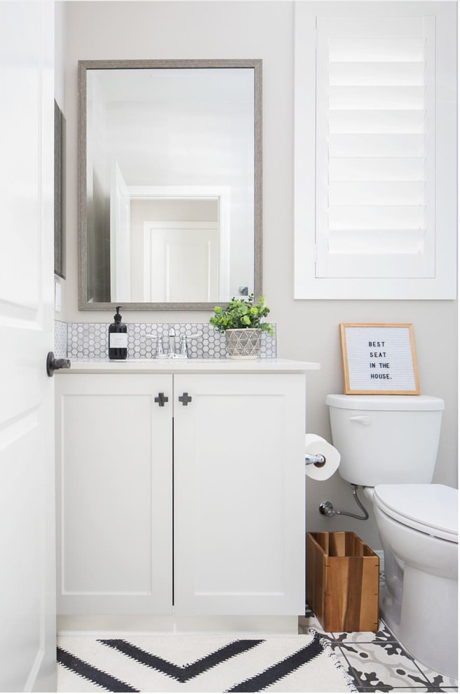 Exempel på ett klassiskt vit vitt badrum, med luckor med infälld panel, vita skåp, en toalettstol med separat cisternkåpa, vit kakel, mosaik, beige väggar, ett undermonterad handfat och flerfärgat golv