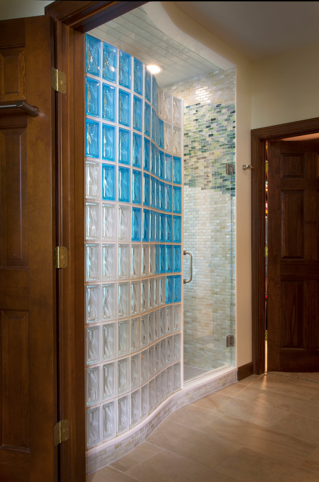 Ispirazione per una grande stanza da bagno moderna con piastrelle multicolore e piastrelle di vetro
