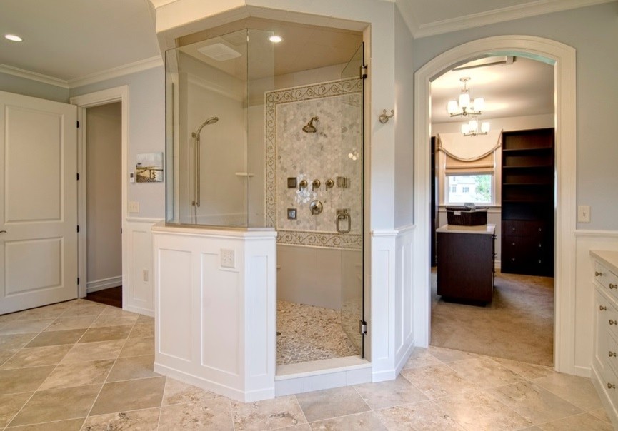 Modernes Badezimmer En Suite mit profilierten Schrankfronten, weißen Schränken, Granit-Waschbecken/Waschtisch, Doppeldusche, Mosaikfliesen, beiger Wandfarbe und Porzellan-Bodenfliesen in Houston