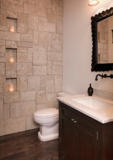 Esempio di una stanza da bagno minimal con ante in stile shaker, ante in legno bruno, top in granito e piastrelle in pietra