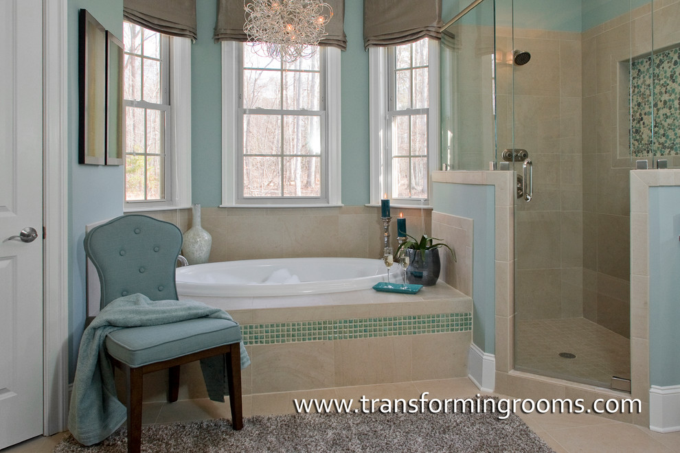他の地域にあるお手頃価格の中くらいなトランジショナルスタイルのおしゃれなマスターバスルーム (セラミックタイルの床、ドロップイン型浴槽、コーナー設置型シャワー、青い壁) の写真