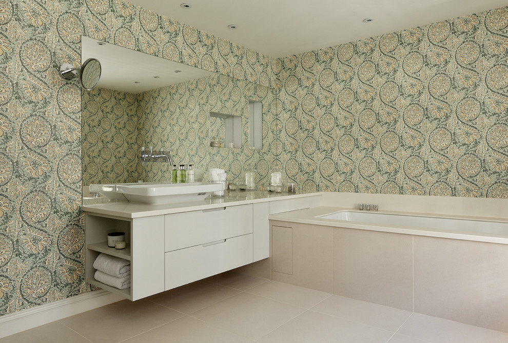 Immagine di una stanza da bagno design con piastrelle in gres porcellanato e pavimento in gres porcellanato
