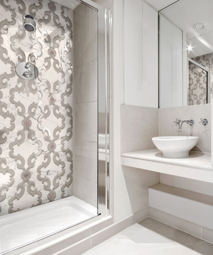 Imagen de cuarto de baño principal contemporáneo con lavabo sobreencimera, baldosas y/o azulejos multicolor y paredes blancas