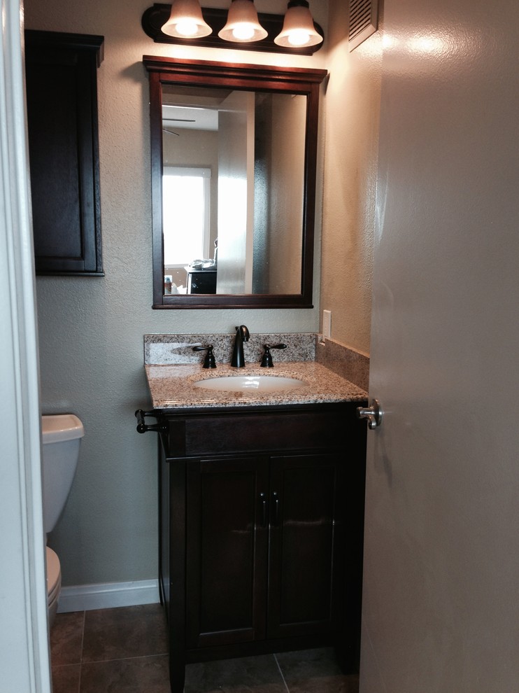 Inspiration för ett litet vintage badrum, med granitbänkskiva, brun kakel, porslinskakel, klinkergolv i porslin, skåp i mörkt trä och gröna väggar