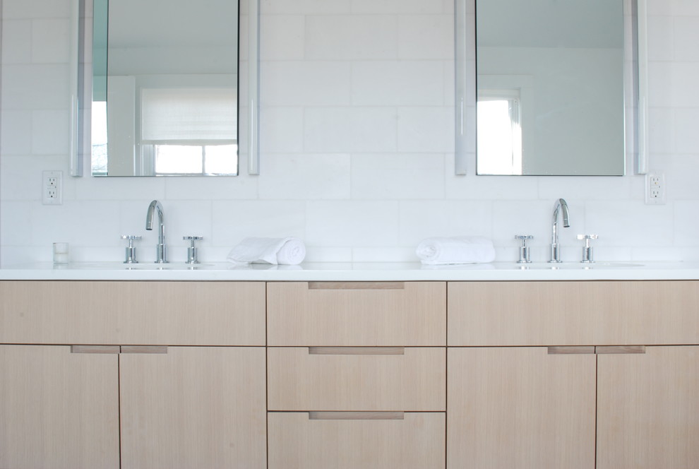 Пример оригинального дизайна: ванная комната в стиле кантри с плоскими фасадами, светлыми деревянными фасадами и белой плиткой