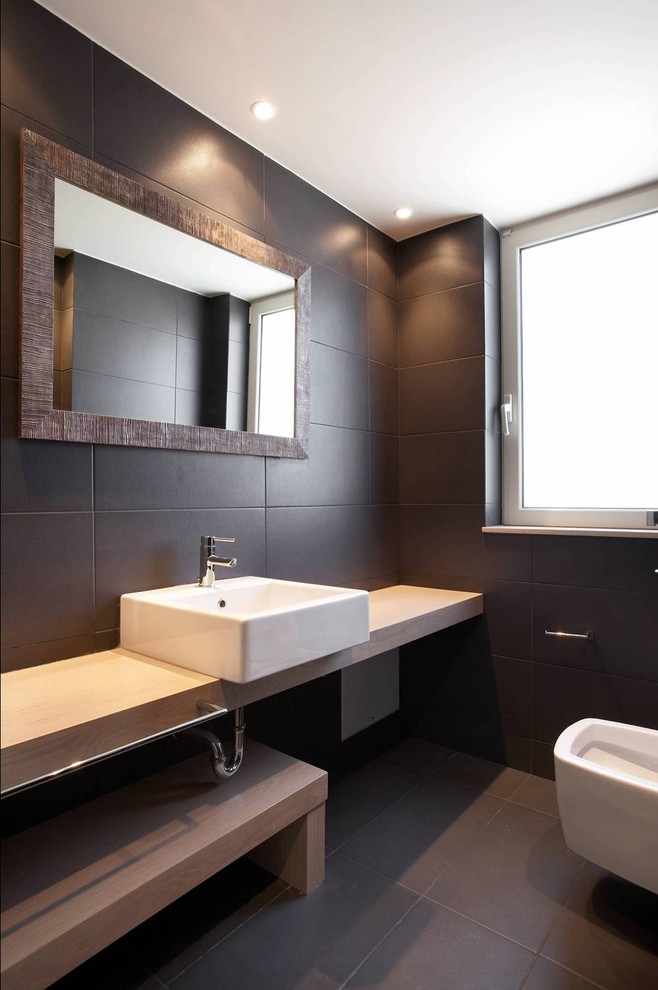 Modernes Badezimmer mit Bidet und Aufsatzwaschbecken