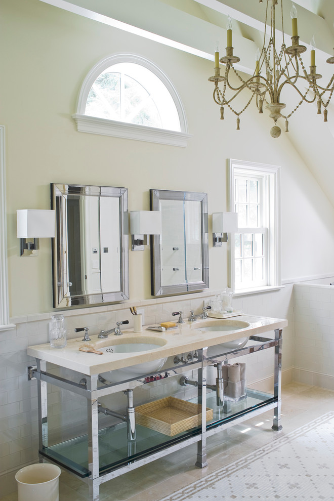 Стильный дизайн: ванная комната в стиле неоклассика (современная классика) с врезной раковиной, белой плиткой, плиткой кабанчик, желтыми стенами и открытыми фасадами - последний тренд