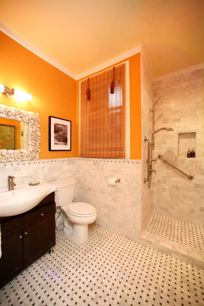 Ejemplo de cuarto de baño clásico con ducha abierta y parades naranjas