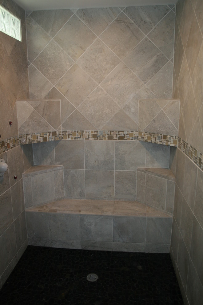 На фото: большая главная ванная комната в стиле модернизм с душем без бортиков, разноцветной плиткой и керамогранитной плиткой
