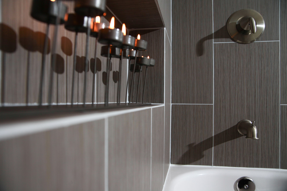 Immagine di una piccola stanza da bagno padronale moderna con vasca/doccia, piastrelle grigie, piastrelle in gres porcellanato e pavimento in gres porcellanato